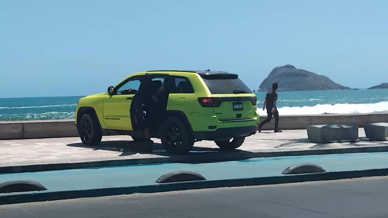 Este sábado se viralizaron en redes sociales imágenes de un vehículo estacionado sobre el malecón, cuyos tripulantes fueron detenidos posteriormente.