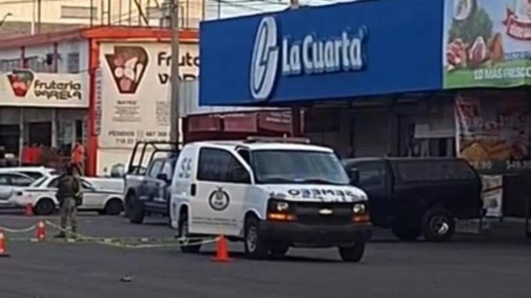 Autoridades realizaron las diligencias correspondientes en el Mercado de Abastos, donde un ciclista falleció tras ser atropellado durante la madrugada.