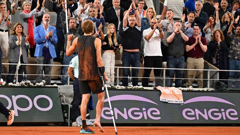 Zverev se lesiona y sale en silla de ruedas; Nadal va a la final de Roland Garros