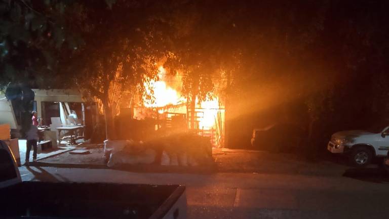 Una vivienda fue consumida por un incendio la noche de este viernes en la colonia La Cuchilla, en Los Mochis.