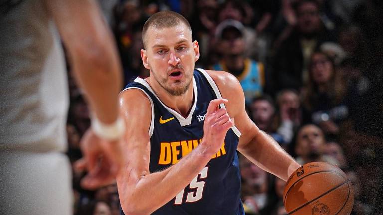 Nikola Jokic logró descifrar la fuerte defensa de los Wolves.