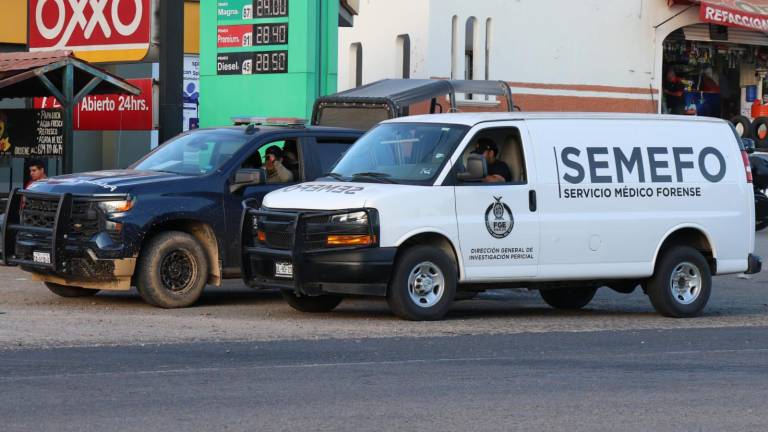 La unidad va escoltada por una patrulla de la Policía de Investigación del Estado por la carretera a Cacalotán.