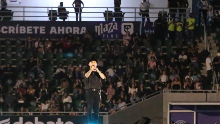 Christian Nodal canta por una buena causa en Mazatlán