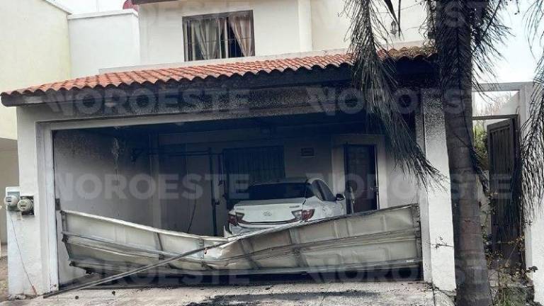 El ataque dejó daños materiales en la vivienda y el vehículo utilizado para impactar la fachada.