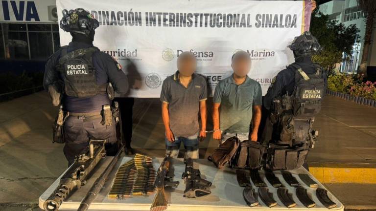 Armas largas y equipo táctico asegurado por elementos de la Policía Estatal tras operativo en Navolato.
