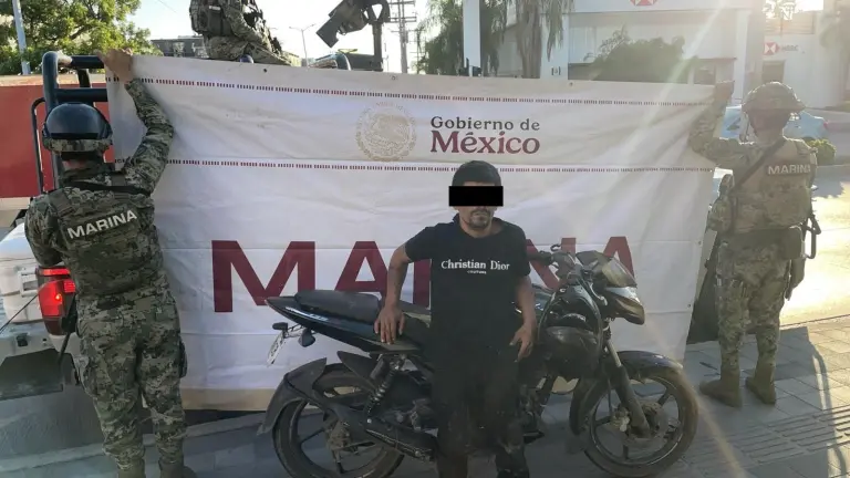 Un hombre fue detenido en la Zona Dorada de Mazatlán; la motocicleta que conducía resultó con reporte de robo.