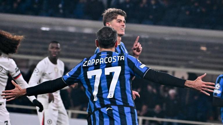 Charles de Ketelaere celebra mientras Davide Zappacosta se acerca para felicitarlo.