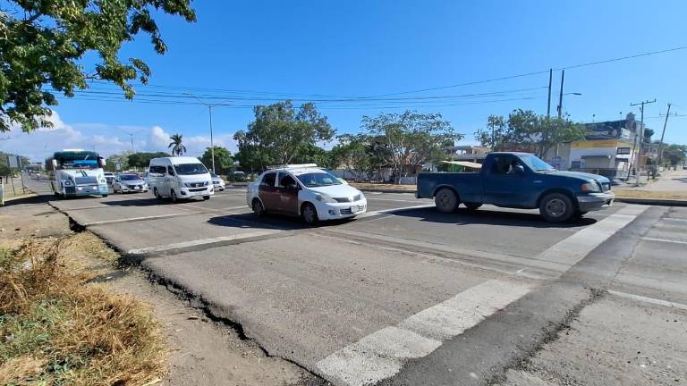Reductores de velocidad fueron instalados en los accesos al ejido El Castillo sobre la carretera Internacional México 15, en Mazatlán.