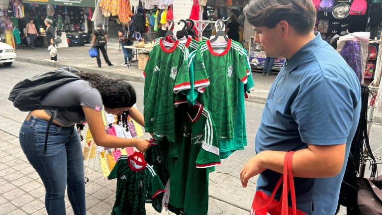 En el Centro de Culiacán hubo una alta demanda de playeras réplicas de la Selección Mexicana de Futbol.