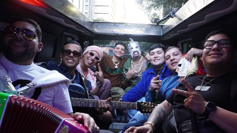 Eduin Caz y todos sus compañeros de Grupo Firme