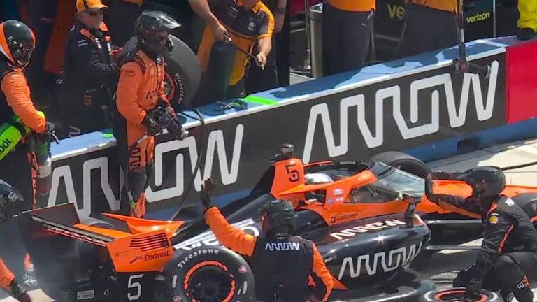 Pato O’Ward gana ambas carreras en Milwaukee.