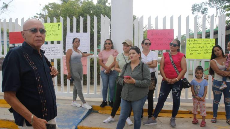Padres de familia protesta afuera de la Primaria Luis Donaldo Colosio Murrieta para exigir el regreso del director. El Jefe del Sector 19 de Escuelas Primarias de Mazatlán, Alejandro Ríos Beas, las atendió.
