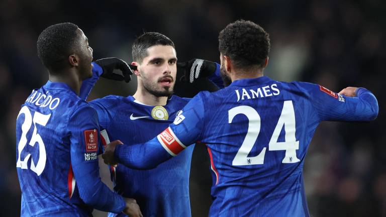 Pedro Neto marca tres goles por el Chelsea.