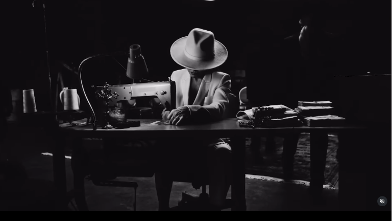 En redes sociales, Peso Pluma comparte un adelanto de su próximo tema.