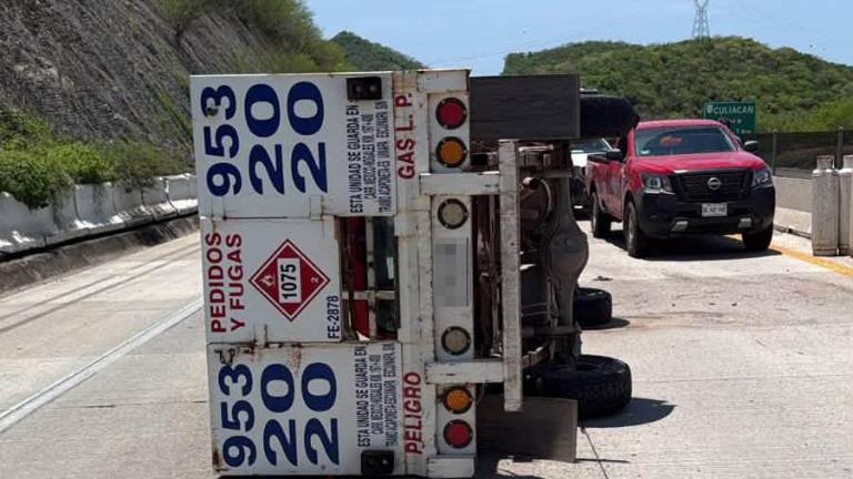 Una camioneta repartidora de cilindros de gas sufrió una volcadura este sábado en Mazatlán.