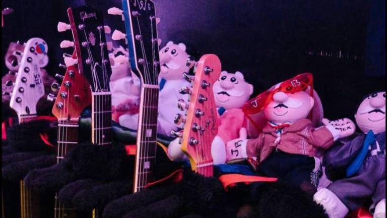 Al menos cinco muñecos los que se pueden apreciar en la foto que subieron los hermanos a su cuenta de Facebook, agradeciendo el cariño de los mexicanos.