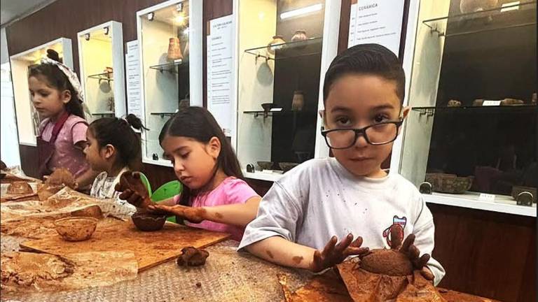 En el Museo de Historia Regional de Sinaloa, los niños aprenden a modelar en barro.