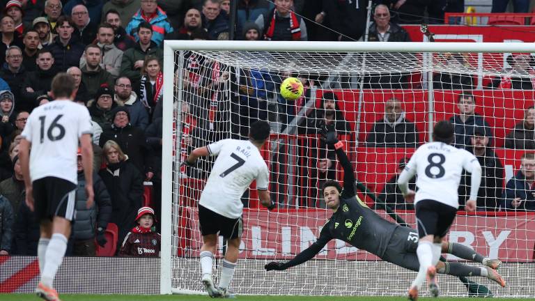 Raúl Jiménez marca de penal.