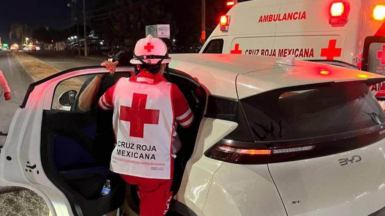 Paramédicos de la Cruz Roja Mazatlán atendieron alrededor de 7 mil 500 emergencias durante 2025, principalmente por accidentes viales y padecimientos médicos.
