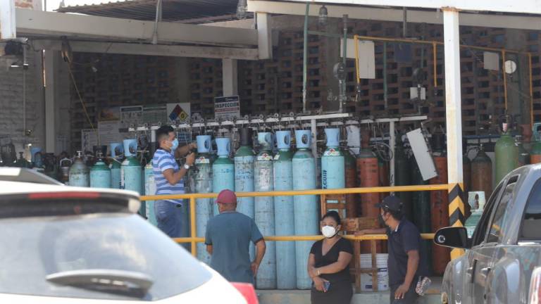 Van a rellenar tanques de oxígeno en Mazatlán, pero no alcanzan pese a que ya abren en domingo