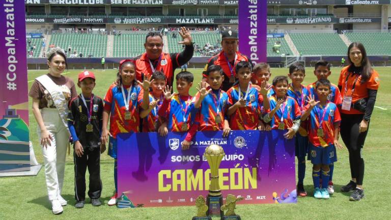 Locales ganan 4 títulos en Copa Mazatlán de Futbol 7