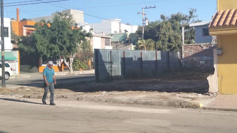 Personal municipal retiró toneladas de basura acumulada en lotes baldíos tras el reporte ciudadano.