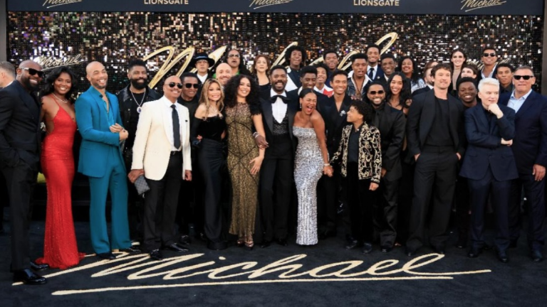 Elenco del filme y familiares del Rey del Pop presentes en la premier de Michael.