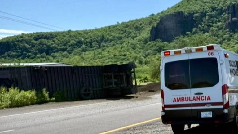 La unidad se salió de la carretera y terminó sobre su costado en la cuneta central, cerca del Poblado 7.