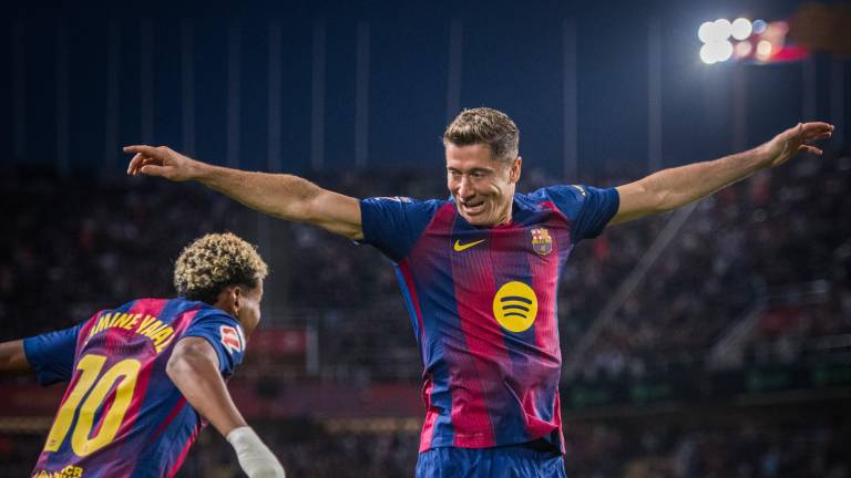 Robert Lewandowski celebra con Lamine Yamal, tras anotar el gol que marcó la diferencia en favor del Barcelona.