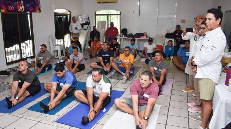 Se capacitan profesores mazatlecos de educación física en la rama del yoga