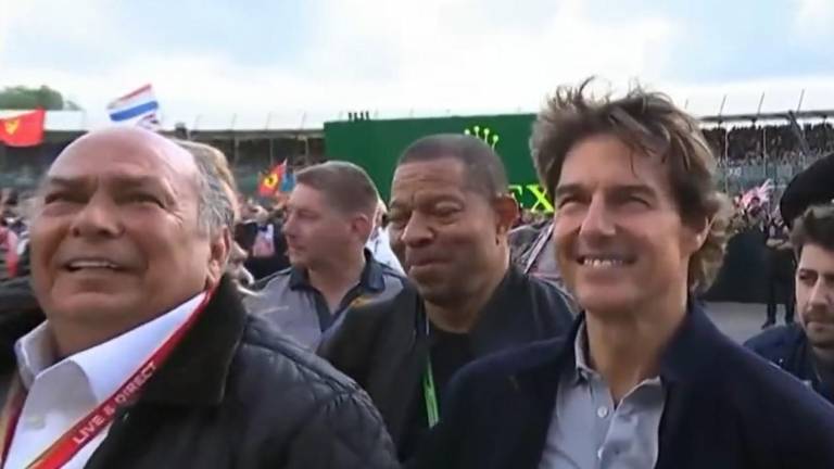Tom Cruise festeja con el padre de Checo Pérez en el Gran Premio de Gran Bretaña