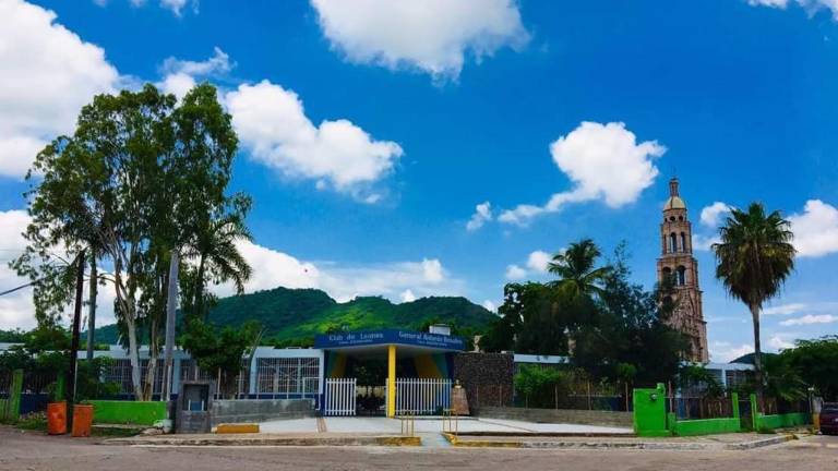 Los padres de familia y tutores señalan que no es el único plantel que vive esta situación en la ciudad.