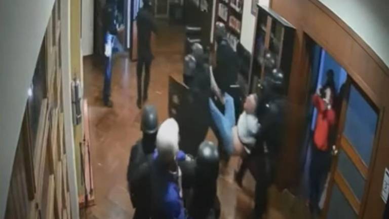 Fuerzas de seguridad de Ecuador irrumpiendo en la sede diplomática de la Embajada de México en ese País.