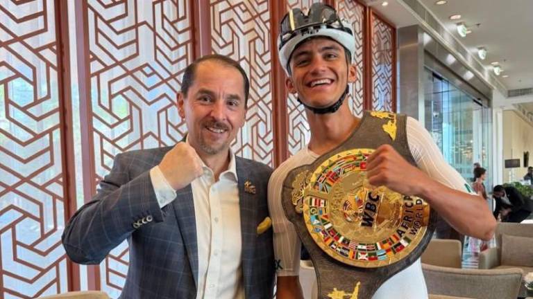 Isaac del Toro posa con el cinturón conmemorativo del CMB que le fue entregado.