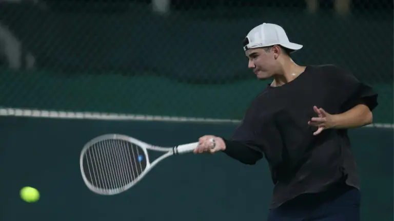 Juan Pablo Rico abrió con victoria su participación en la categoría Singles B del Torneo de Tenis “Copa Amstel Ultra 2026”.