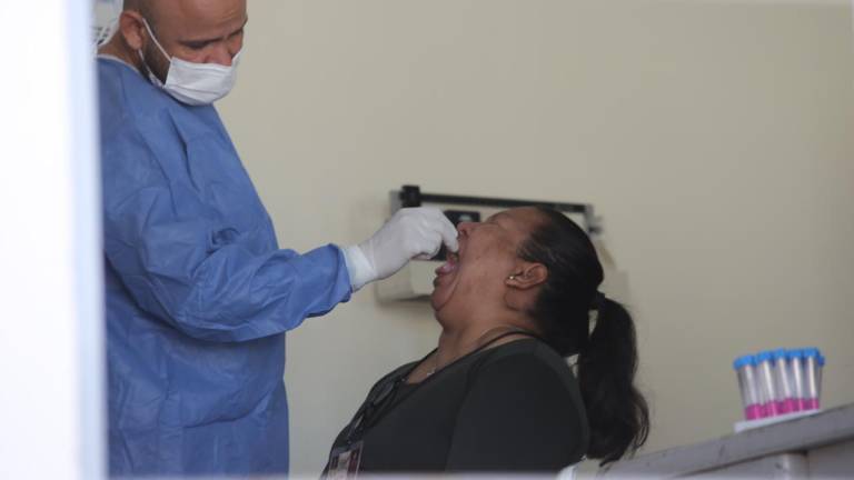 Una mujer es sometida a un prueba de coronavirus.