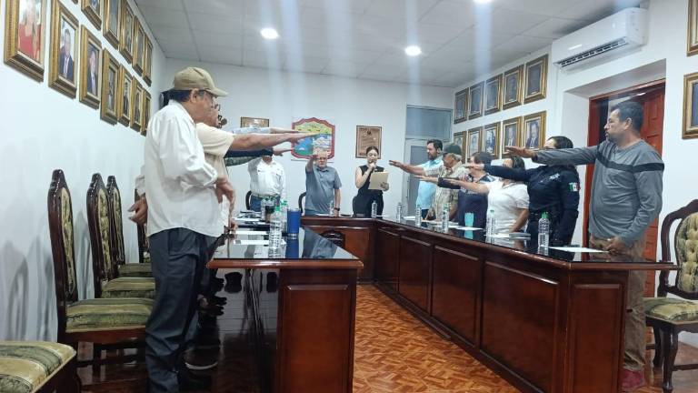 Flor Emilia Guerra Mena encabezó la toma de protesta del Comité de Inspección y Vigilancia de Escuinapa en el marco del inicio de la veda de camarón.