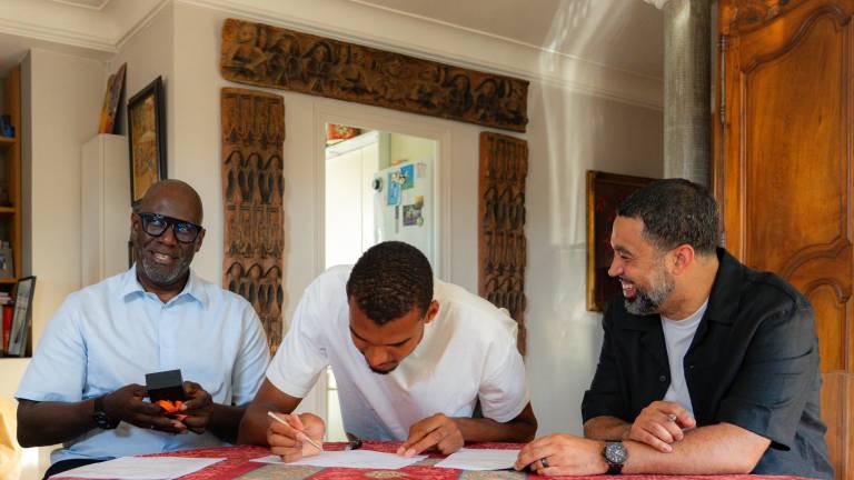 Victor Wembanyama firmó por el máximo permitido para los novatos con los Spurs.
