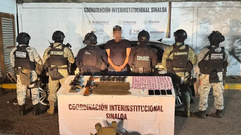 Elementos del Ejército y de la Policía Estatal resguardan al hombre detenido en la colonia Libertad.