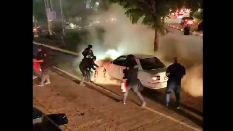 El vehículo circulaba por el bulevar Enrique Sánchez Alonso cuando comenzó a incendiarse.