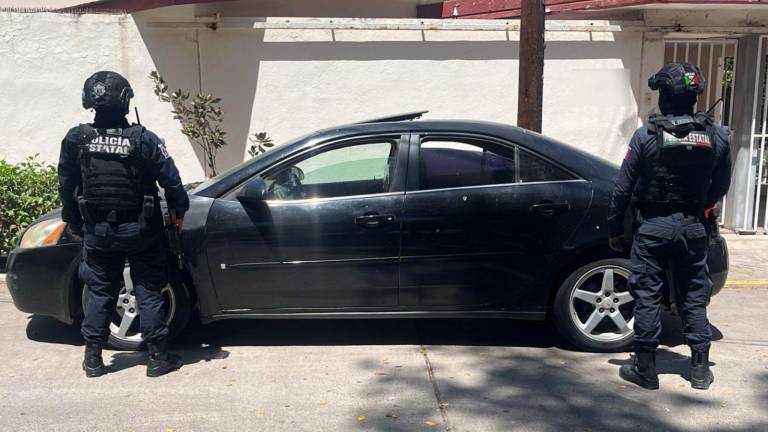 El vehículo traía placas superpuestas y tenía reporte de robo.