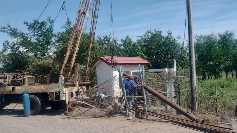 Trabajadores de Jumapam en los trabajos para restablecer el suministro de agua en la comunidad de El Roble.
