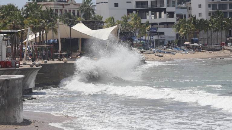 Marea alta y olas de hasta 2.5 metros golpean el litoral por el huracán Marie.