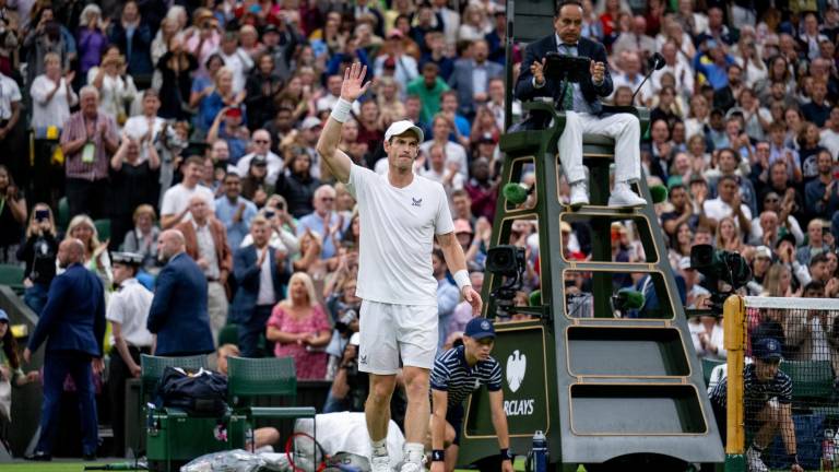 Andy Murray superó en tres sets a Ryan Peniston, en su debut en Wimbledon.