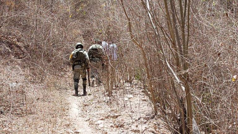 Militares y policías acudieron a la zona ante el reporte del hallazgo de un cuerpo en un cerro del noreste de Mazatlán.