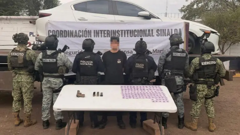 Al detenido se le decomisó droga, arma y ponchallantas.