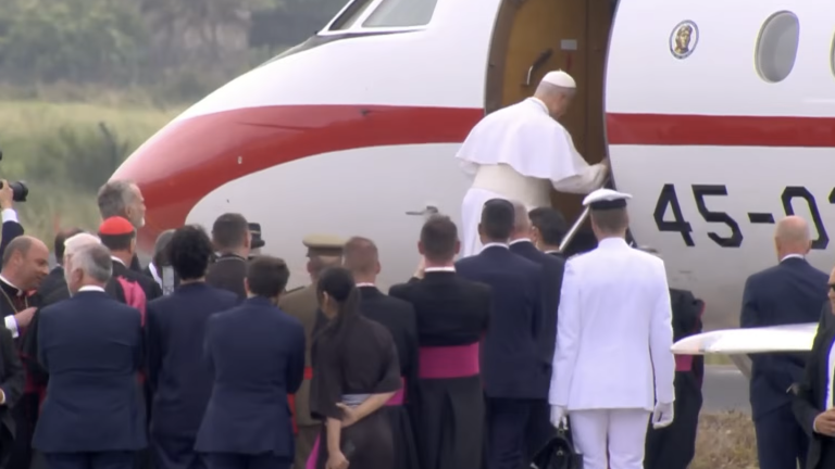 El Papa León XIV concluyó su viaje apostólico a España, que incluyó actividades en Madrid, Barcelona y las Islas Canarias.