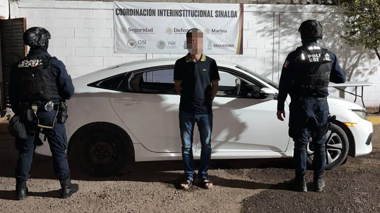 Un hombre fue detenido a bordo de un vehículo con reporte de robo.