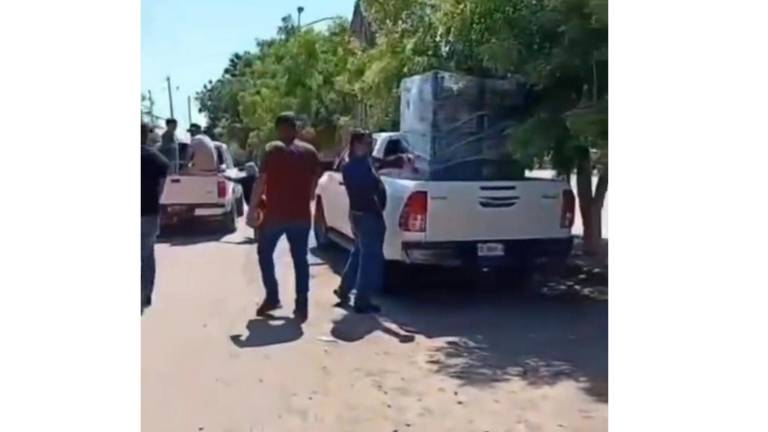 Habitantes de la comunidad y simpatizantes del colectivo “Aquí No” expulsaron al personal de la Secretaría del Bienestar de Ahome.
