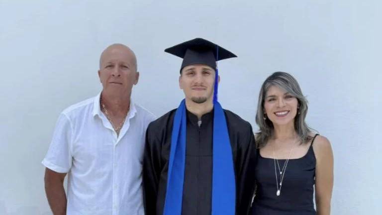 Marco Verde se gradúa como nutriólogo.